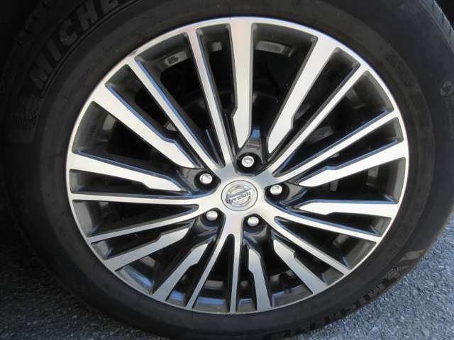 ABSとは、アンチロック・ブレーキシステムの略。フルブレーキ時に車輪のロックを防ぐことで、車両の安定を図るとともに操舵を可能にする装置。各車輪ごとに制御され、悪天候時など特に効果が大きい。