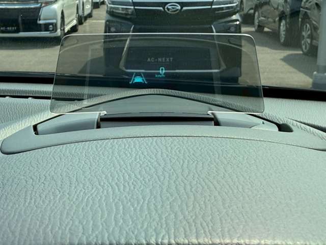 【ヘッドアップディスプレイ】現在の車速表示や目的地へのルート案内やメディア関連のリストを表示する事が可能です。視線移動を減らす事によりドライブに集中して頂けます。
