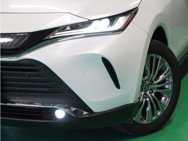 【ヘッドライト】省電力で長寿命の明るく運転しやすいLEDヘッドランプです。明るく照らすので暗い夜道からお客様を守ってくれます。