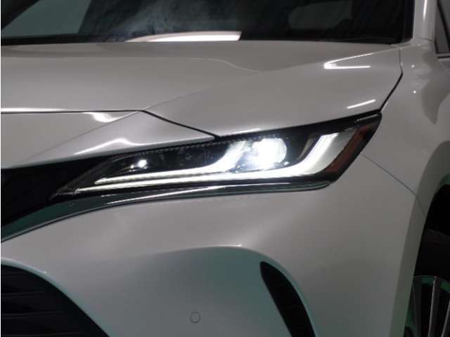 【ヘッドライト】省電力で長寿命の明るく運転しやすいLEDヘッドランプです。明るく照らすので暗い夜道からお客様を守ってくれます。