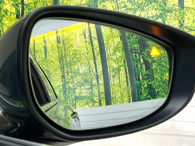 【ブラインドスポットモニタリング】走行中、ドアミラーの死角になりやすい箇所に後続車が接近するとサイドミラー付近に警告を表示、ドライバーに注意喚起をしてくれます。