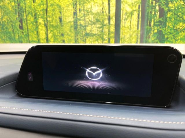 【マツダコネクト】車内の雰囲気にマッチした一体型タイプのディスプレイ。各種車輌設定やBluetooth再生等、様々な機能が楽しめます。専用SDカードのご購入で、ナビ機能も使用出来ます。