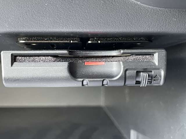 【ETC】有料道路を利用する際に料金所で停止することなく通過できる、ETC車載器（ノンストップ自動料金収受システム機器）が装備されています。セットアップを行うことで利用可能になります。