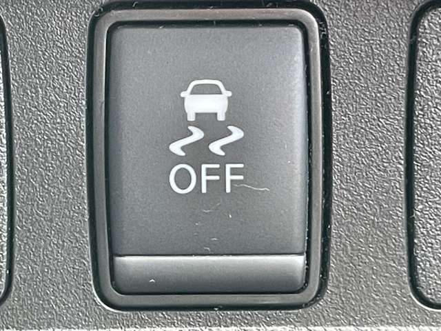 【横滑り抑制機能】雨や雪で滑りやすい路面などで横滑りが発生した時、ブレーキとエンジン出力を自動的にコントロールし、優れた車両安定性を実現します！【横滑り抑制機能】雨や雪で滑りやすい路面などで横滑りが発