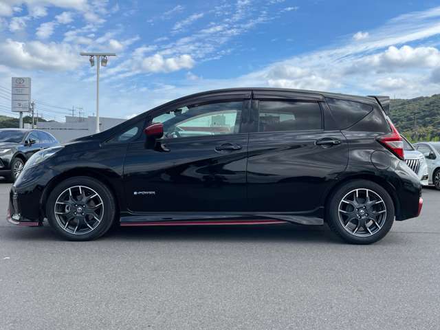 【左】お車を左から見るとこのような感じです。ヘッドライトの形や、エアロなどの装備品を確認できます。