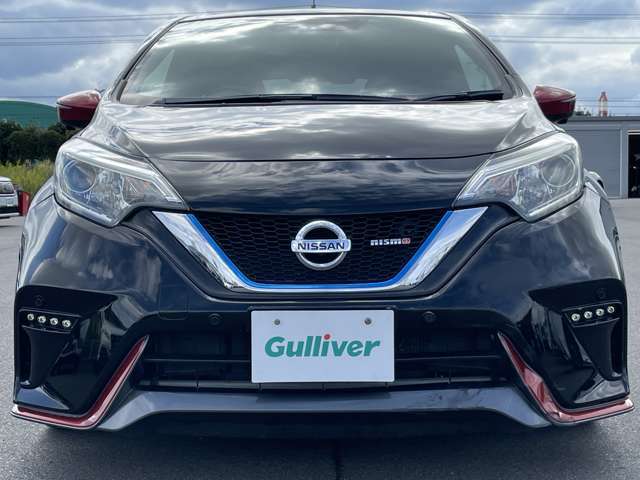 【正面】お車を前から見るとこのような感じです。ヘッドライトの形やグリル等顔つきを確認できます。