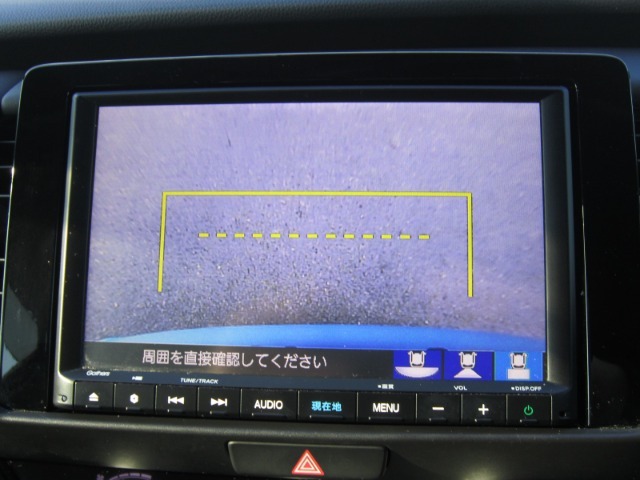 【バックカメラ】駐車時に後方がリアルタイム映像で確認できます。大型商業施設や立体駐車場での駐車時や、夜間のバック時に大活躍！運転スキルに関わらず、今や必須となった装備のひとつです！