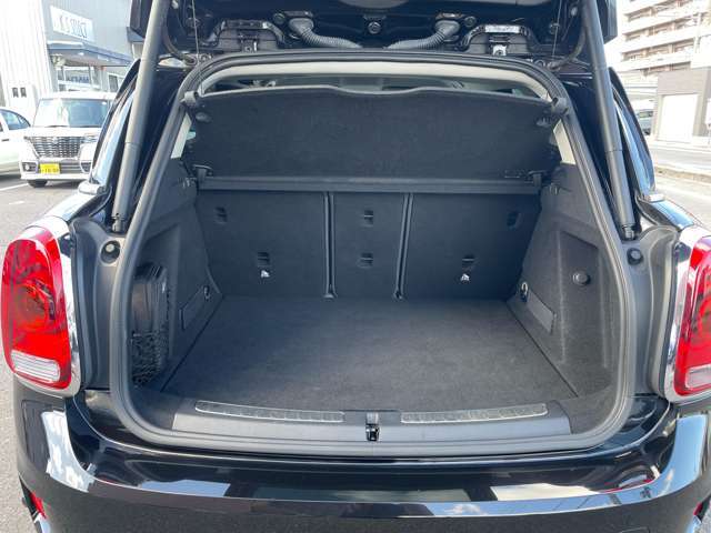 【トランク】大きな荷物もラクラクに載せられる広々なスペースになっております。お買い物や旅行などお客様のニーズに合わせてピッタリなお車探しをお手伝いします。