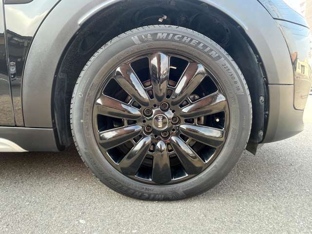 【タイヤ・ホイール】ブラック純正18インチアルミホイールで光沢感がありカッコよく仕上がっています。