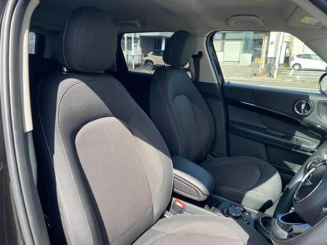 【運転席】広々した空間、安定したハンドリングで安心したドライブを楽しめます。