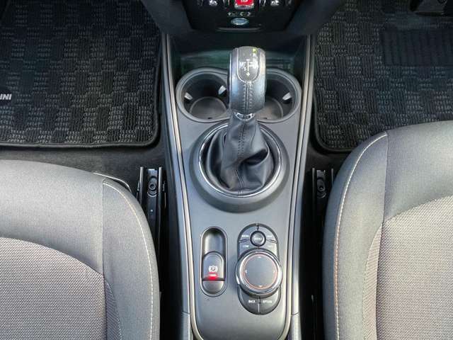 【シフトレバー】マニュアルモード付ATで快適な走りをご堪能下さい。