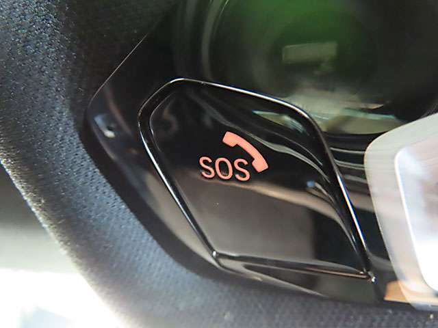 SOSコール/エアバックが展開するような深刻な事故において、自動でSOSコールを発信します。車内で急病人が出るような緊急時は、手動で発信可能です。
