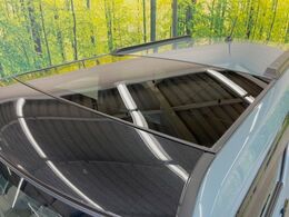 【ガラスルーフ】ガラスルーフ搭載で車内の解放感が一気にアップ！開放的なドライブをお楽しみいただけます。