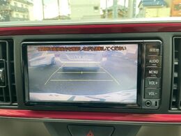 【バックカメラ】駐車時に後方がリアルタイム映像で確認できます。大型商業施設や立体駐車場での駐車時や、夜間のバック時に大活躍！運転スキルに関わらず、今や必須となった装備のひとつです！