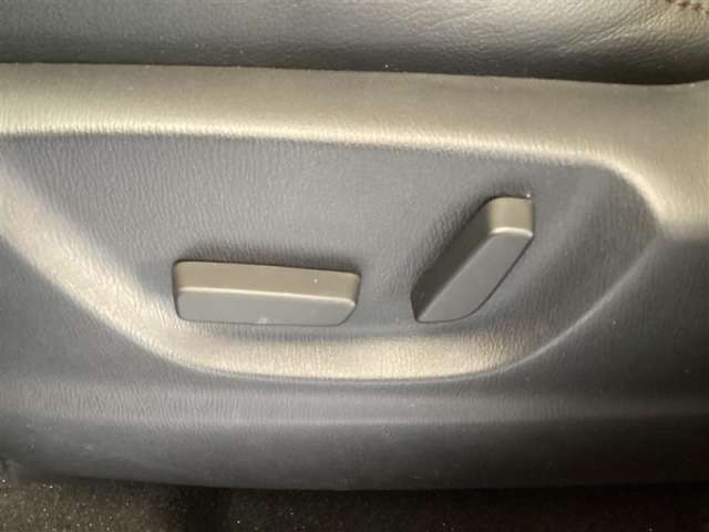 運転席は10Wayパワーシート。