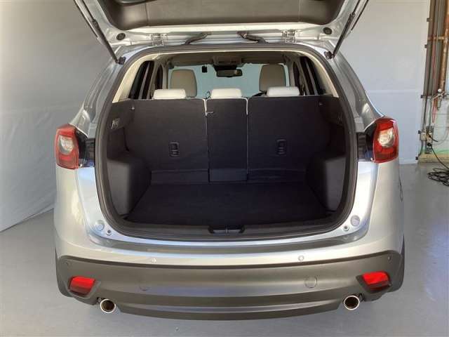 トランクルームも充実しております。後部座席を倒すことでさらに広くご使用いただけます。