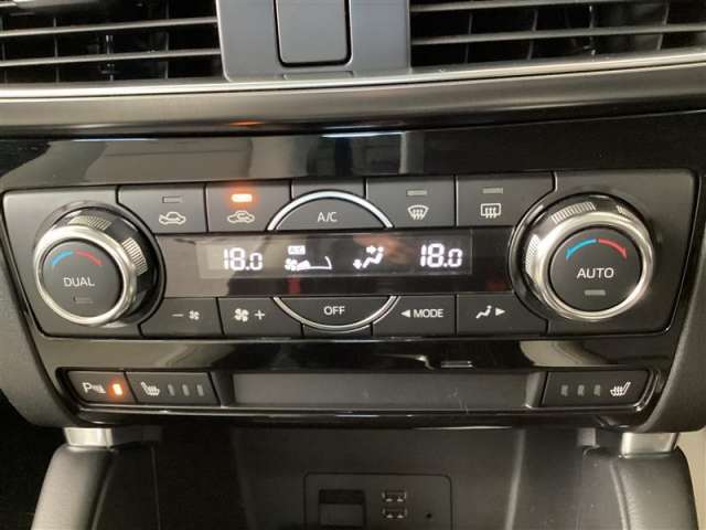 【オートエアコン】自動で温度や風量の調整が可能です。
