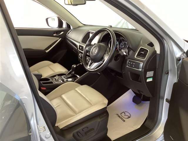 ドライバーの運転姿勢と快適性を追求したマツダのシートづくり。骨盤を安定させることで、ドライバーの自然な動きをサポートし、疲れにくいシートを実現しています。