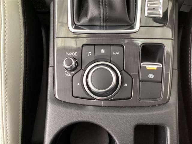 【コマンダースイッチ】オーディオの音量調整、ソースの切り替えはこちらで操作可能です。