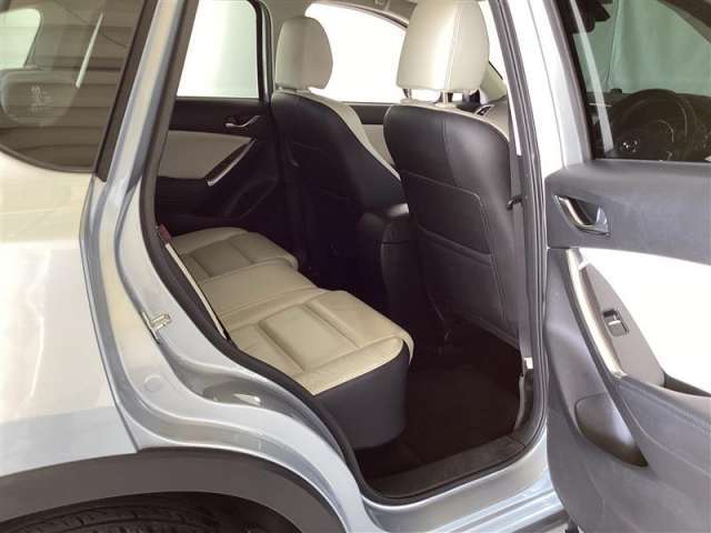 後部座席の方が前席の方とコミュニケーションがとりやすいよう工夫が施されています。