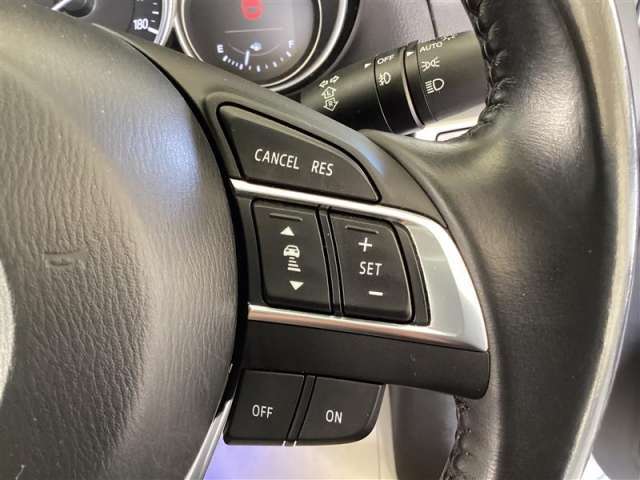 MRCC(マツダ・レーダー・クルーズ・コントロール)は前方車との車間距離を一定に保ち、アクセルやブレーキを踏まなくても、自動的に加減速、停止を行います。