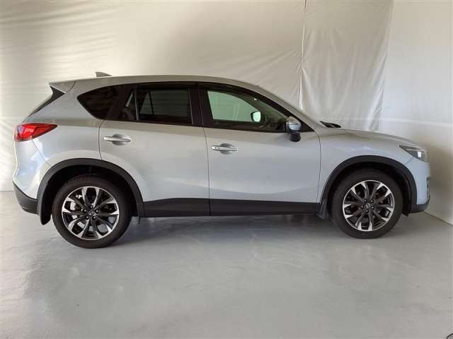 ご購入していただいたお車はご納車前に、しっかり点検・整備してからご納車させていただきます。