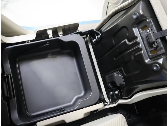 助手席シートアンダーボックスは小物や靴を収納するのに便利です。