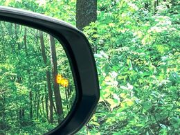 【ブラインドスポットモニター】走行中、ドアミラーの死角になりやすい箇所に後続車が接近するとサイドミラーのレンズに警告を表示！ドライバーに注意喚起をしてくれます。