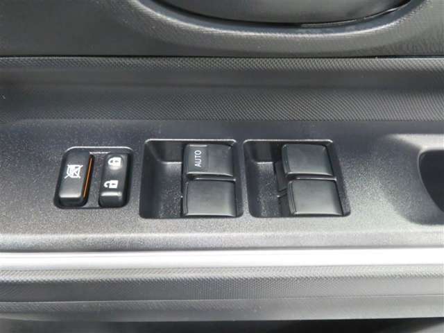 運転席ドア側パワーウィンドウスイッチ。
