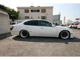 ロー＆ワイドなフォルム・スポーツセダン・2JZ-GE型エンジン、パワフルな走行性能