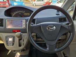 【パワーステアリング】基本装備の1つでハンドルを軽い力で操作可能☆特に低速時や駐車時にハンドルが軽くなり、運転の負担が軽減されます。