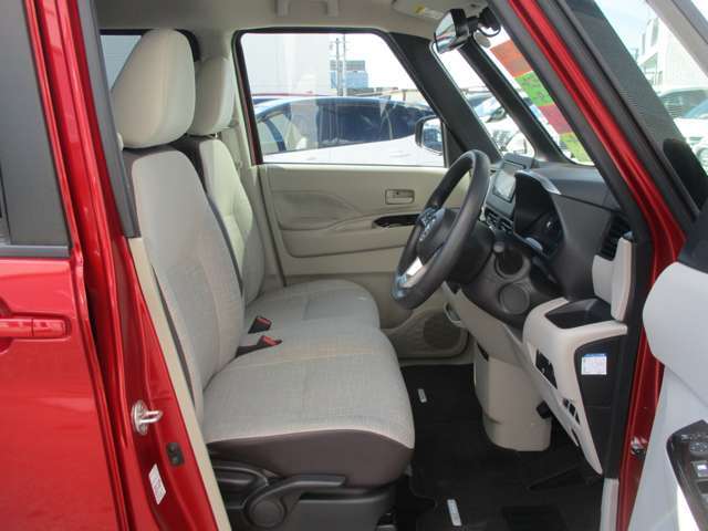 運転席シートには高さを調節できるシートリフターがございます。