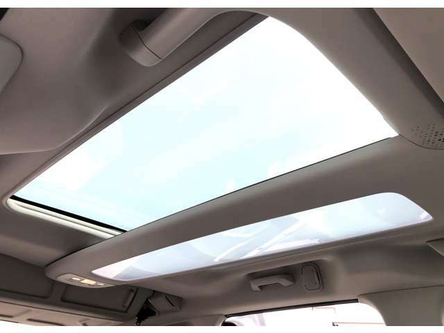 大型のパノラミックガラスルーフでルーミーなー車内空間を演出。もちろん紫外線、赤外線カット仕様です。