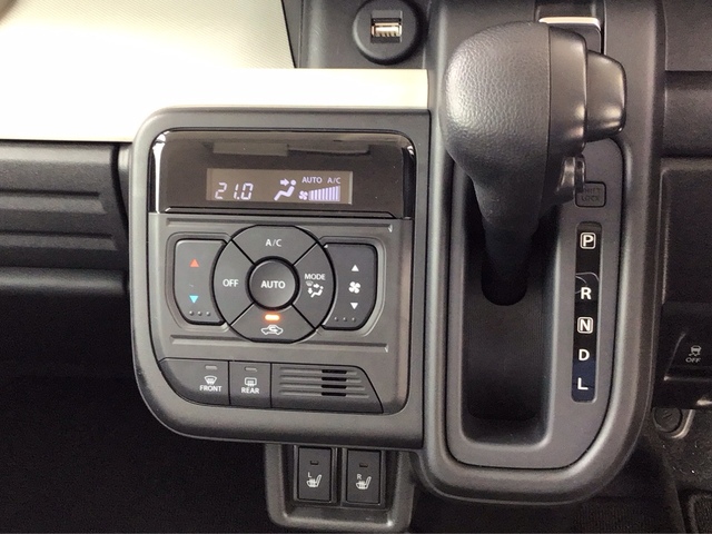 冬に喜ばれる装備のシートヒーターが、運転席と助手席にも付いています。特に女性のお客様に好評です。一度これを体験するともう手放す事が出来ません