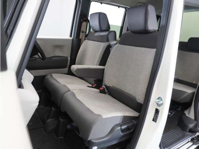運転席と助手席は足元が繋がっているので自由に行き来しやすいので駐車場が狭いときでも助手席側からスムーズに乗り降りできて便利！