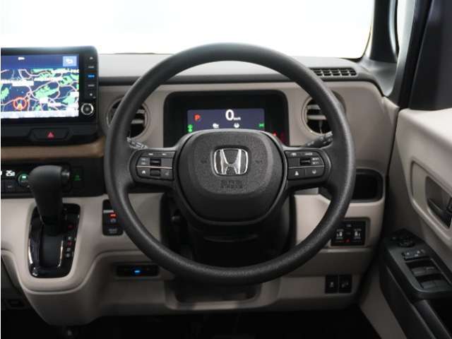 【Honda SENSING】 カメラ等装置で精度の高い検知能力を発揮、安全運転を支援します。ステアリング上のコントローラーに注目！