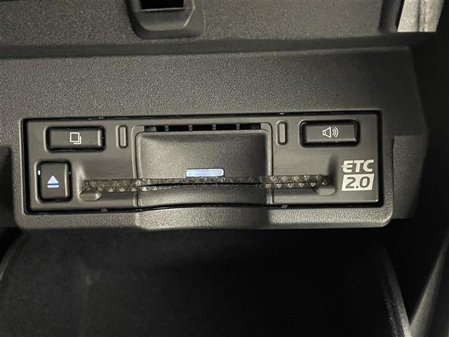 【ETC】有料道路を利用する際に料金所で停止することなく通過できる、ETC車載器（ノンストップ自動料金収受システム機器）が装備されています。セットアップを行うことで利用可能になります。