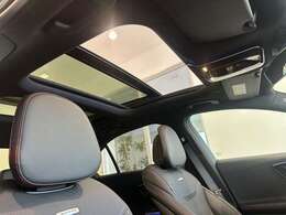 【パノラミックスライディングルーフ】広大なガラスルーフが、明るさと開放感をもたらしてくれます。挟み込み防止機能を備え、サンシェードは電動開閉できます。