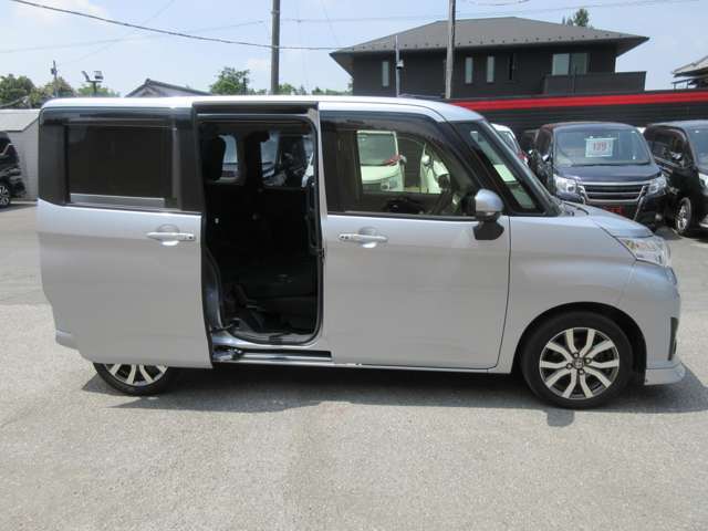 ABSとは、アンチロック・ブレーキシステムの略。フルブレーキ時に車輪のロックを防ぐことで、車両の安定を図るとともに操舵を可能にする装置。各車輪ごとに制御され、悪天候時など特に効果が大きい。