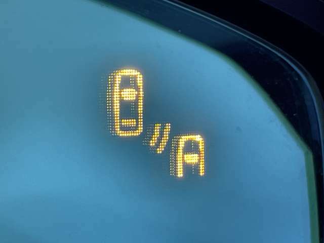 【BSM（ブラインドスポットモニター）】隣車線上の側方および後方から接近する車両を検知すると、検知した側のドアミラーが点灯。その状態でウインカーを出すと、インジケーターの点滅と警報音で警告します。
