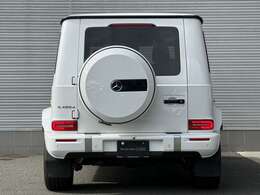 ◆シャシーはエンジンよりも速く◆「走る」「曲がる」「止まる」を追究したメルセデスの独自の設計哲学です。エンジンの性能をフルに発揮しても充分な余裕を残さねばなりません。安全な車造りの象徴です。