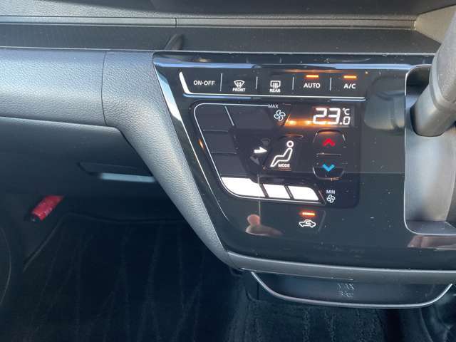 タブレット端末のようなタッチパネル式のオートエアコン採用。凹凸のない滑らかな表面で操作感を高めています。