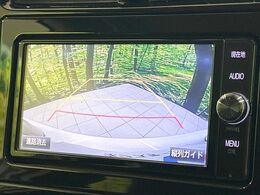 【バックカメラ】駐車時に後方がリアルタイム映像で確認できます。大型商業施設や立体駐車場での駐車時や、夜間のバック時に大活躍！運転スキルに関わらず、今や必須となった装備のひとつです！