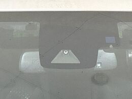 【プリクラッシュセーフティ】前方の車両等を検知し、衝突しそうな時は警報で注意を促し、ブレーキを踏む力をサポート。ブレーキを踏めなかった場合は衝突被害軽減ブレーキが作動、衝突回避をサポートします。