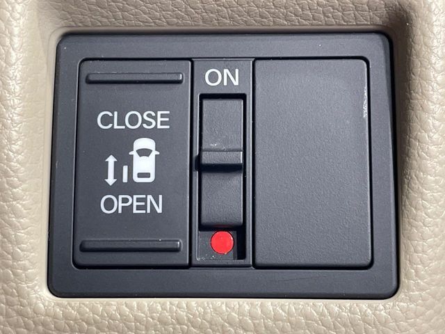 【パワースライドドア】スマートキーや運転席のスイッチでスライドドアの開閉が可能♪電動だから力を入れてドアを開ける必要が無く、小さいお子様でも、重い荷物を持っている時もラクに開け閉めできます♪