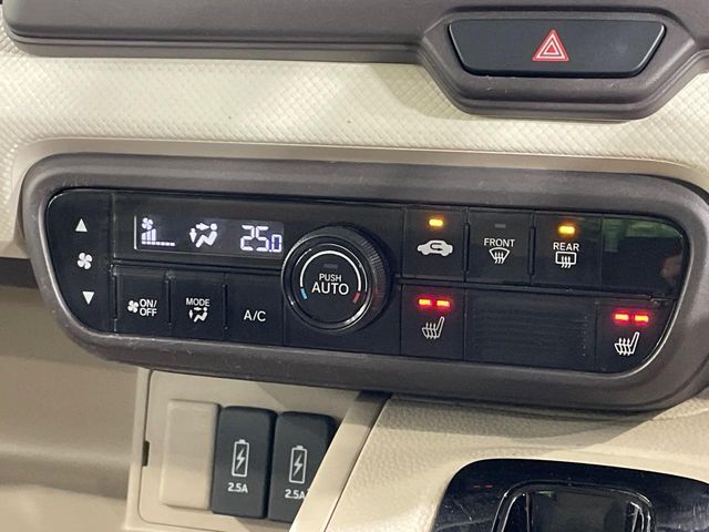【オートエアコン】一度お好みの温度に設定すれば、車内の温度を検知し風量や温度を自動で調整。暑い…寒い…と何度もスイッチ操作をする必要はありません。快適な車内空間には必須の機能ですね♪