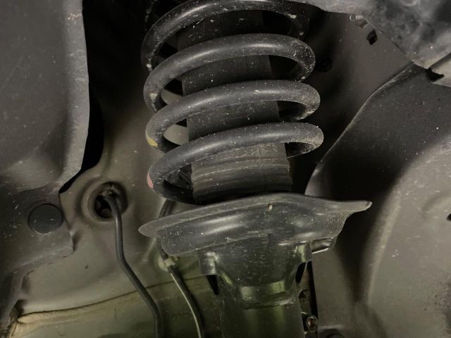 お車を安心してお乗りいただく為には、足回りの定期点検が欠かせません。サービスサポート（有償保証）では無料点検もご提供しており、安心のカーライフをお過ごしいただけるサポート体制が整っています。