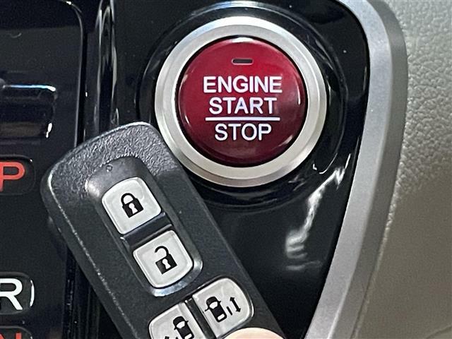 【スマートキー】エンジンスタートやドアの施錠・解錠も楽チン。キーをポケットから出すことなく操作が可能です。