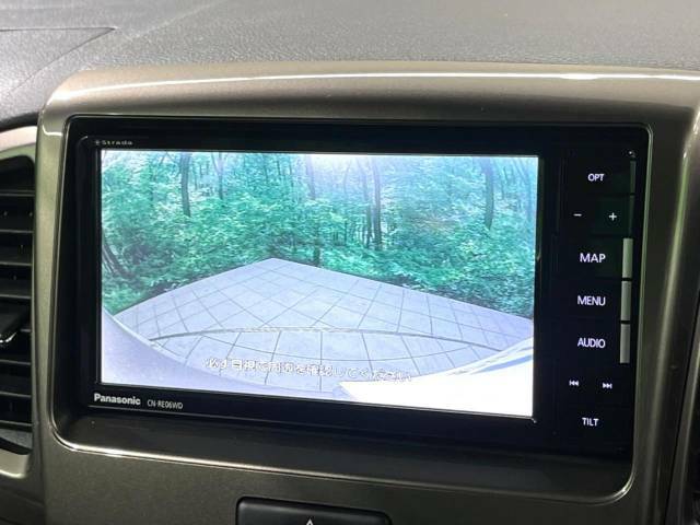 【バックカメラ】駐車時に後方がリアルタイム映像で確認できます。大型商業施設や立体駐車場での駐車時や、夜間のバック時に大活躍！運転スキルに関わらず、今や必須となった装備のひとつです！