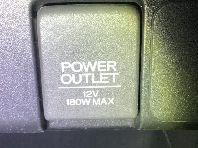 アクセサリーソケットは、電源からケーブルをつなげば、スマートフォンなどの電子機器の充電などを行うことができます！